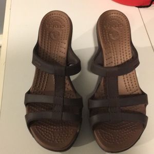 Crocks heeled Sandals brown sz 7
